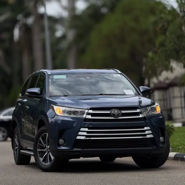 Toyota Highlander — location avec chauffeur à Yaoundé