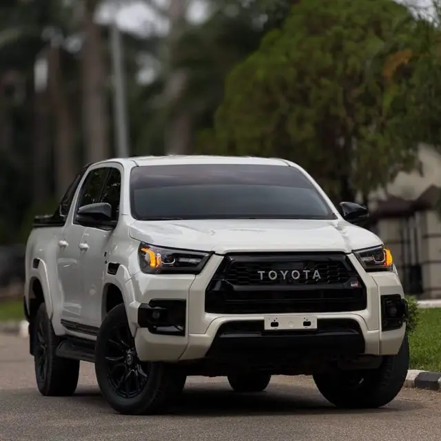 Toyota Hilux — location avec chauffeur à Yaoundé