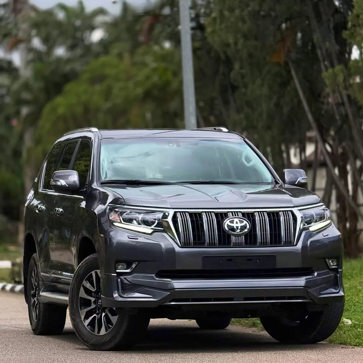 Toyota Land Cruiser Prado 2022 — location avec chauffeur à Yaoundé
